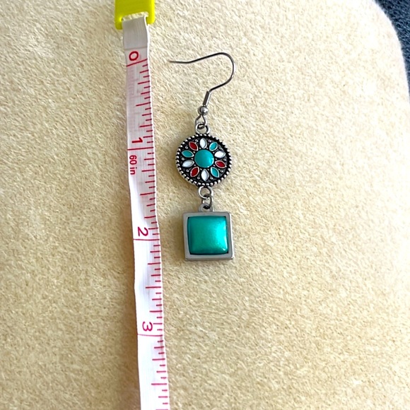 24057 Green dangle earrings - Picture 4 of 5